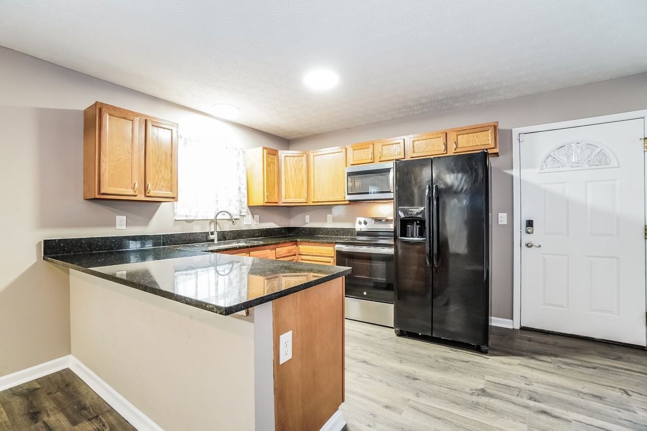 673 Gilbert St - Photo 3 of 20