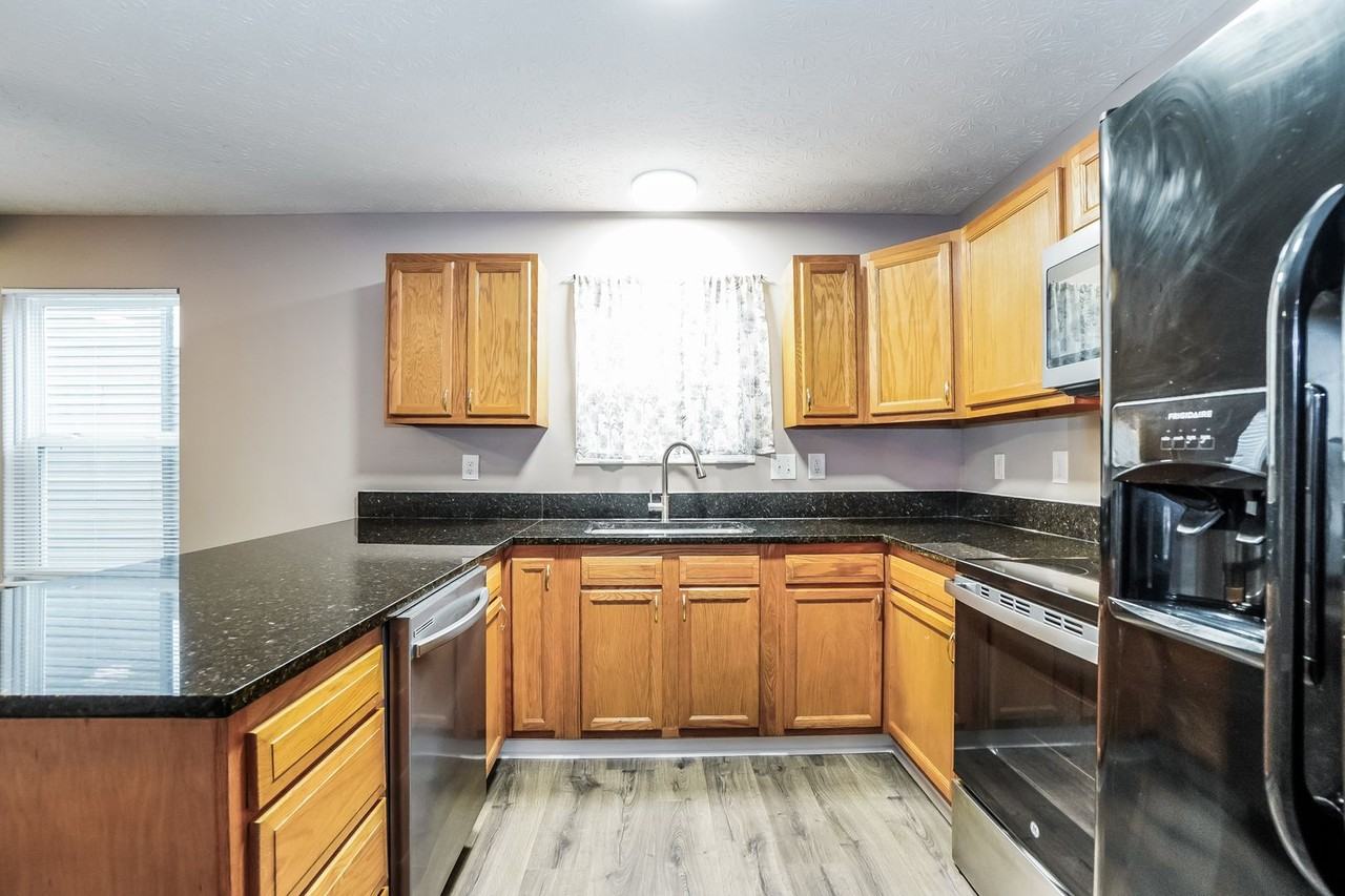 673 Gilbert St - Photo 4 of 20