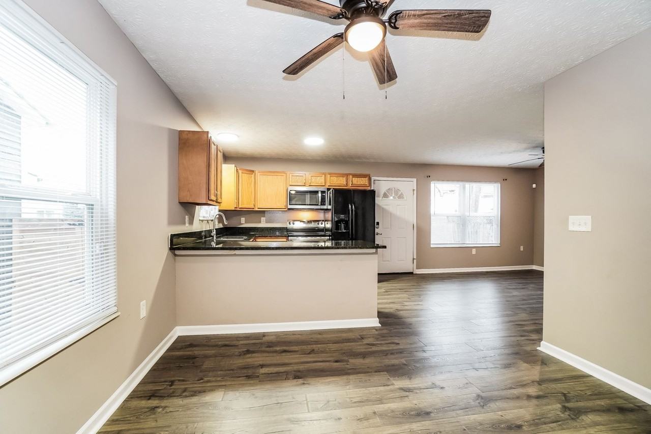 673 Gilbert St - Photo 5 of 20