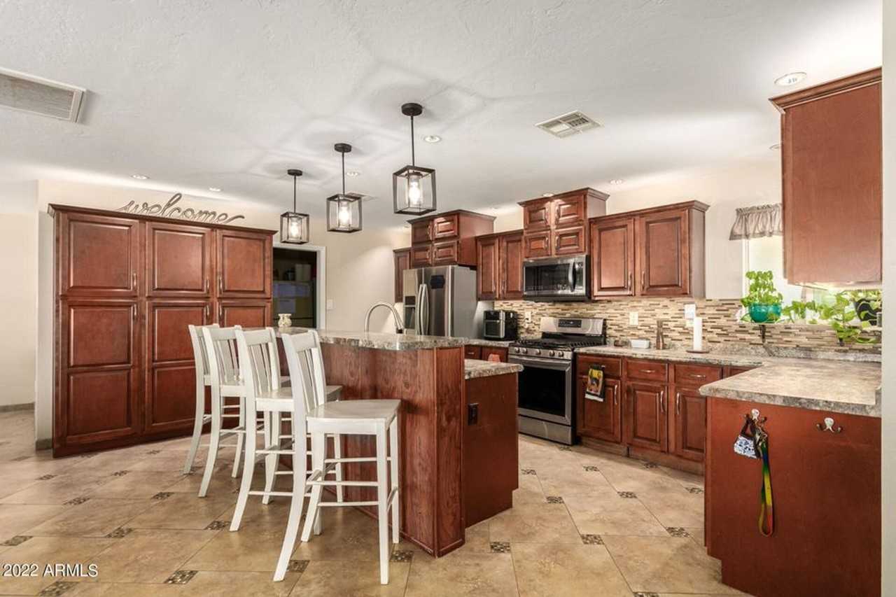 606 E Carson Dr - Photo 4 of 25