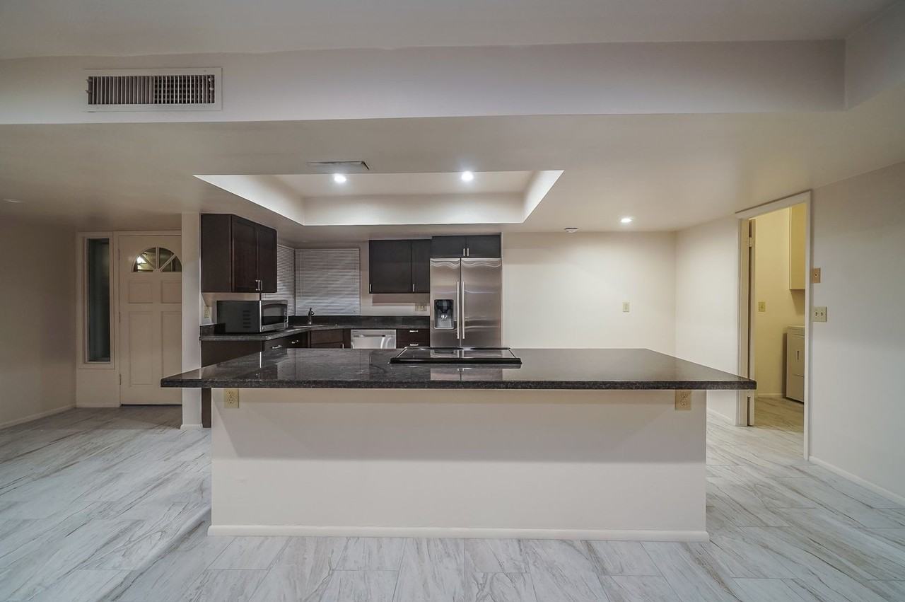 937 E Manhatton Dr - Photo 3 of 20