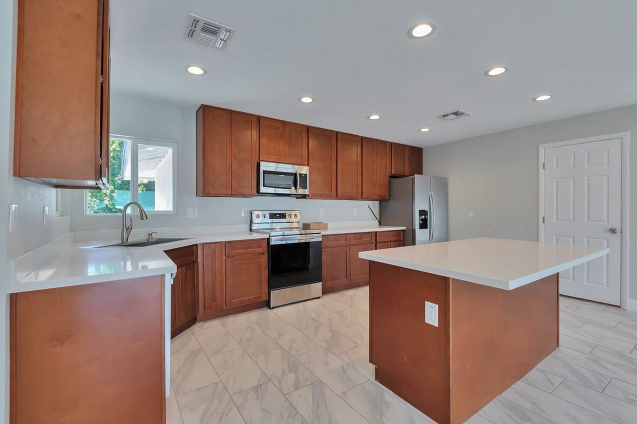 1304 E Carter Dr - Photo 5 of 25