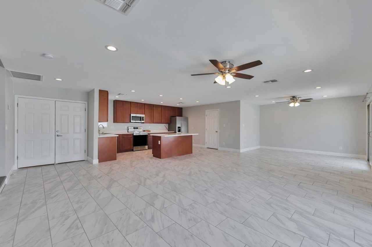 1304 E Carter Dr - Photo 7 of 25