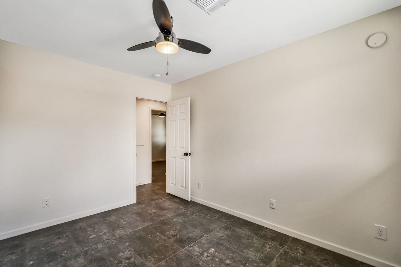 110 E Manhatton Dr - Photo 4 of 30