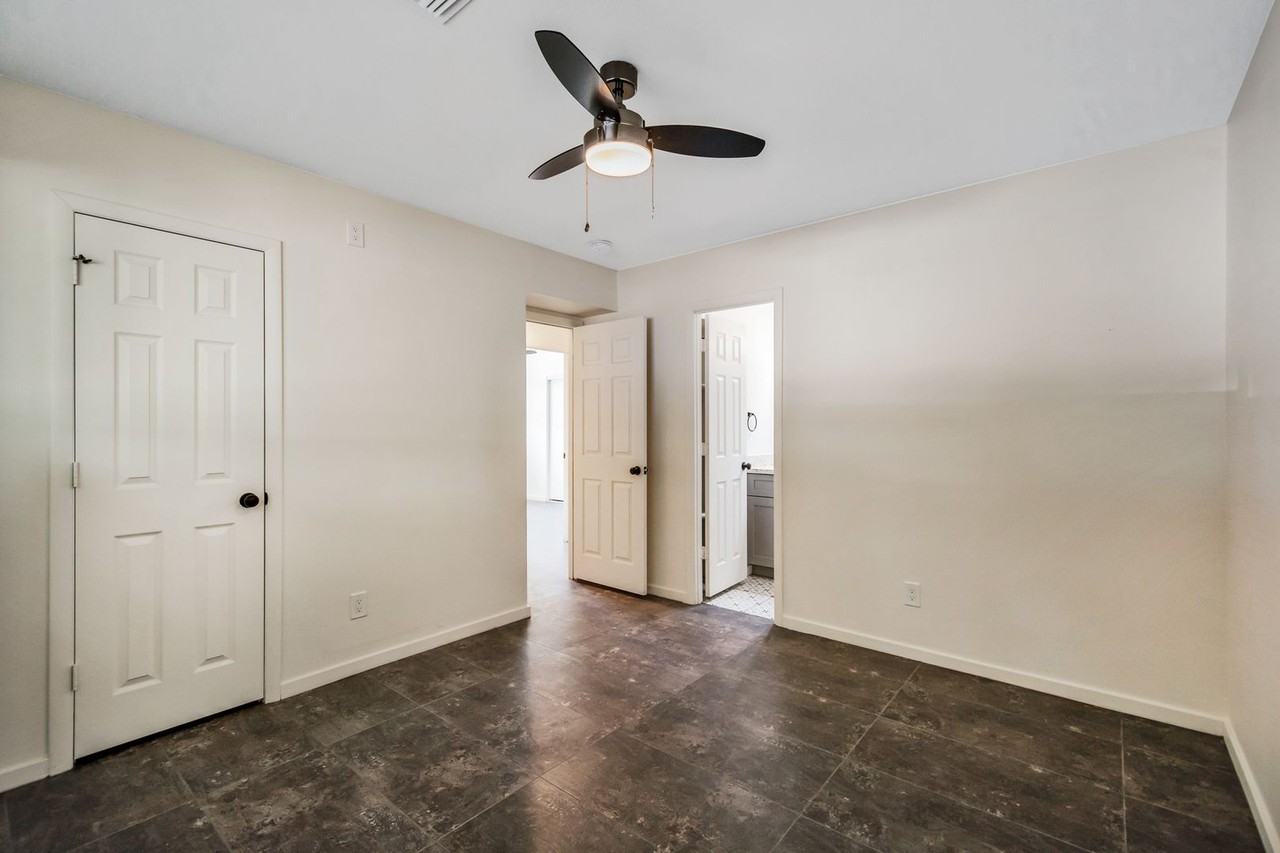 110 E Manhatton Dr - Photo 5 of 30