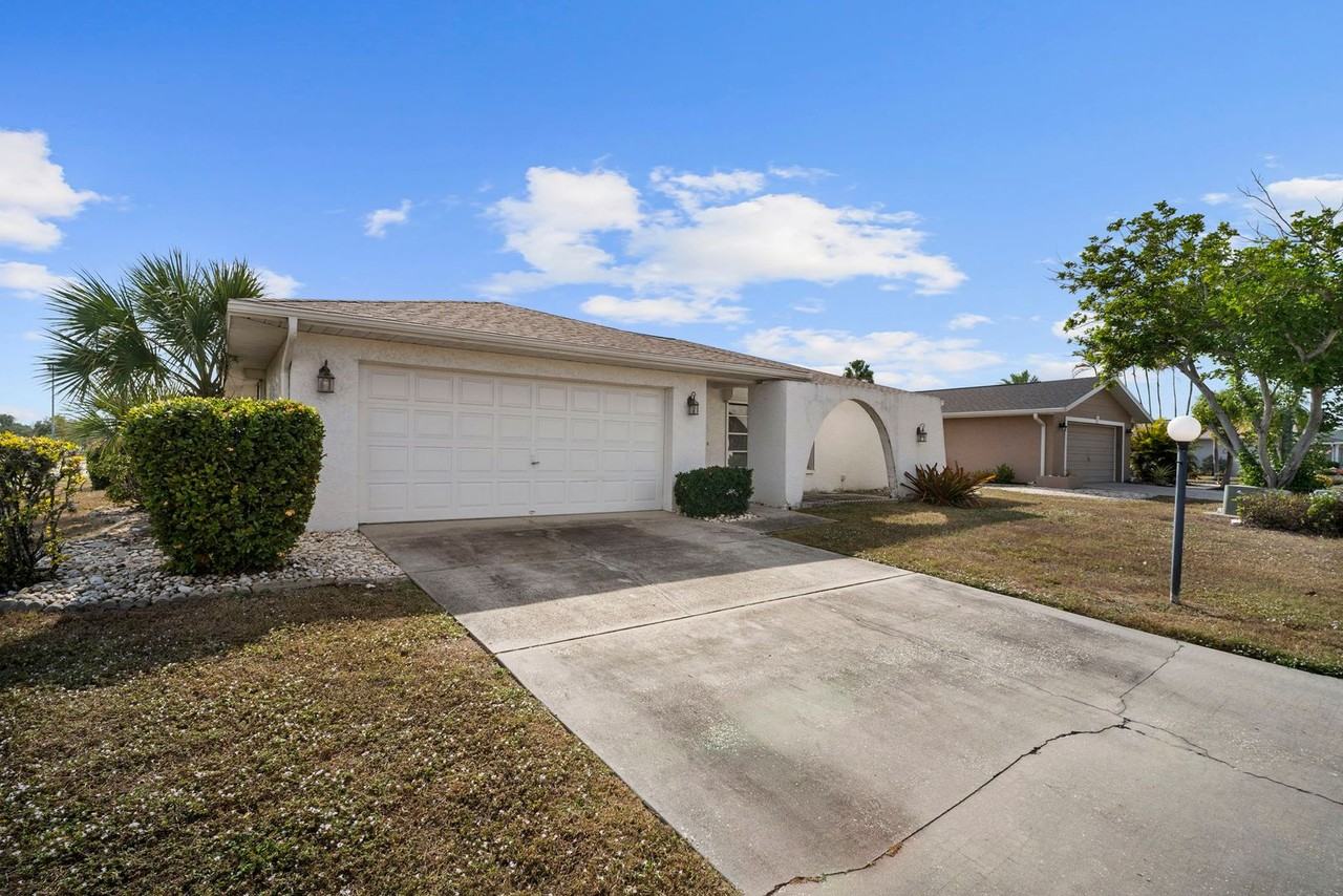 9721 Deerfoot Dr - Photo 2 of 38