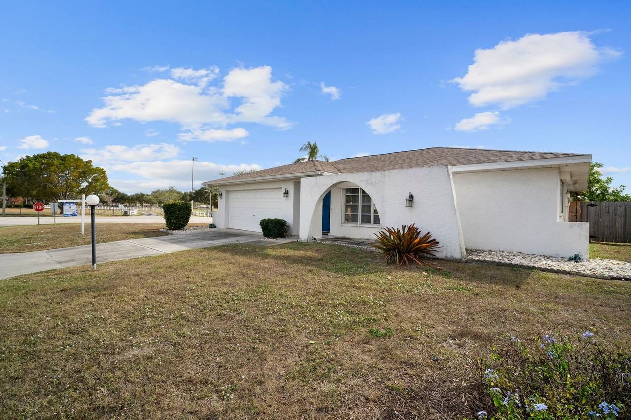 9721 Deerfoot Dr - Photo 3 of 38