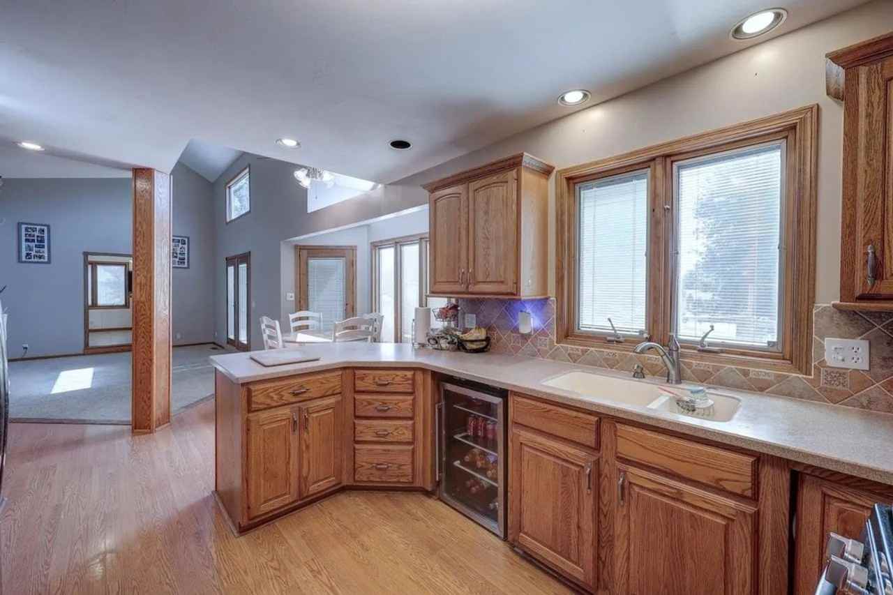 3408 Lakeshore Dr - Photo 4 of 20