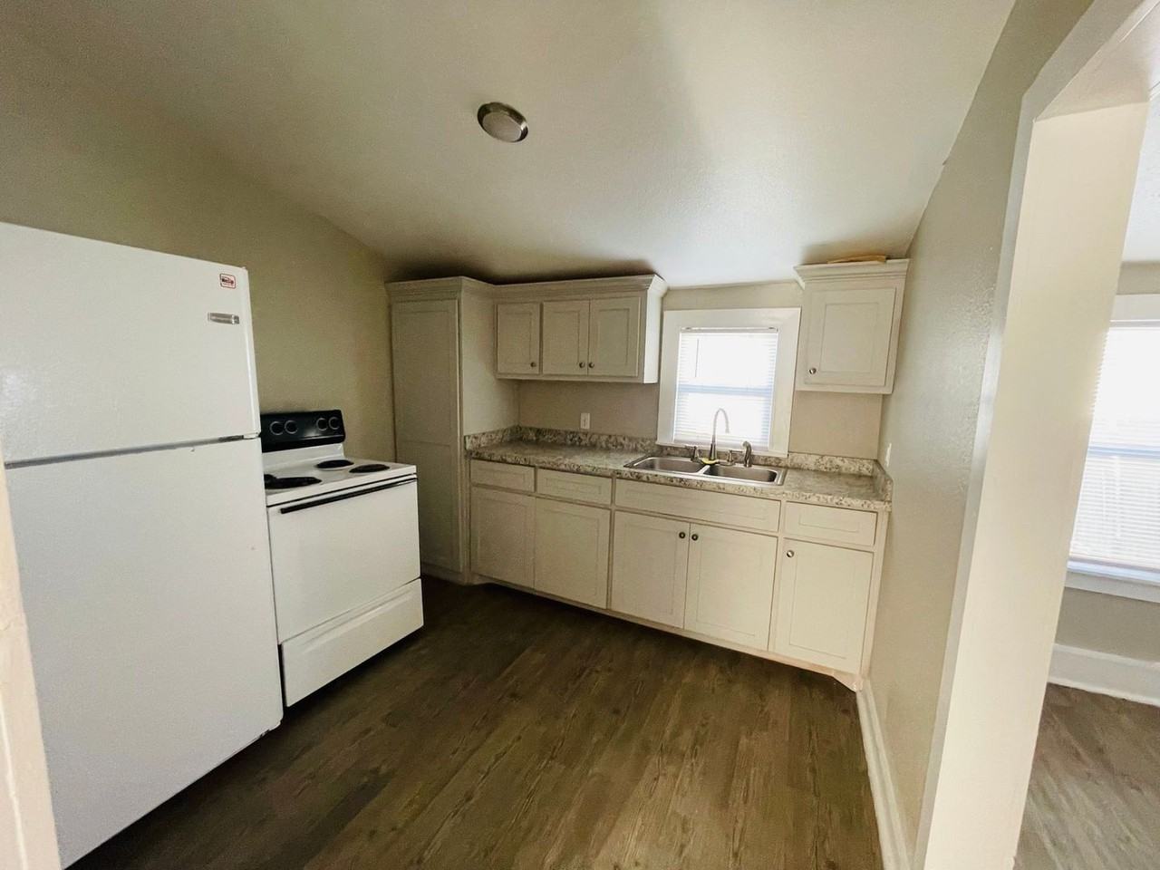 805 W 3rd St - Photo 2 of 10