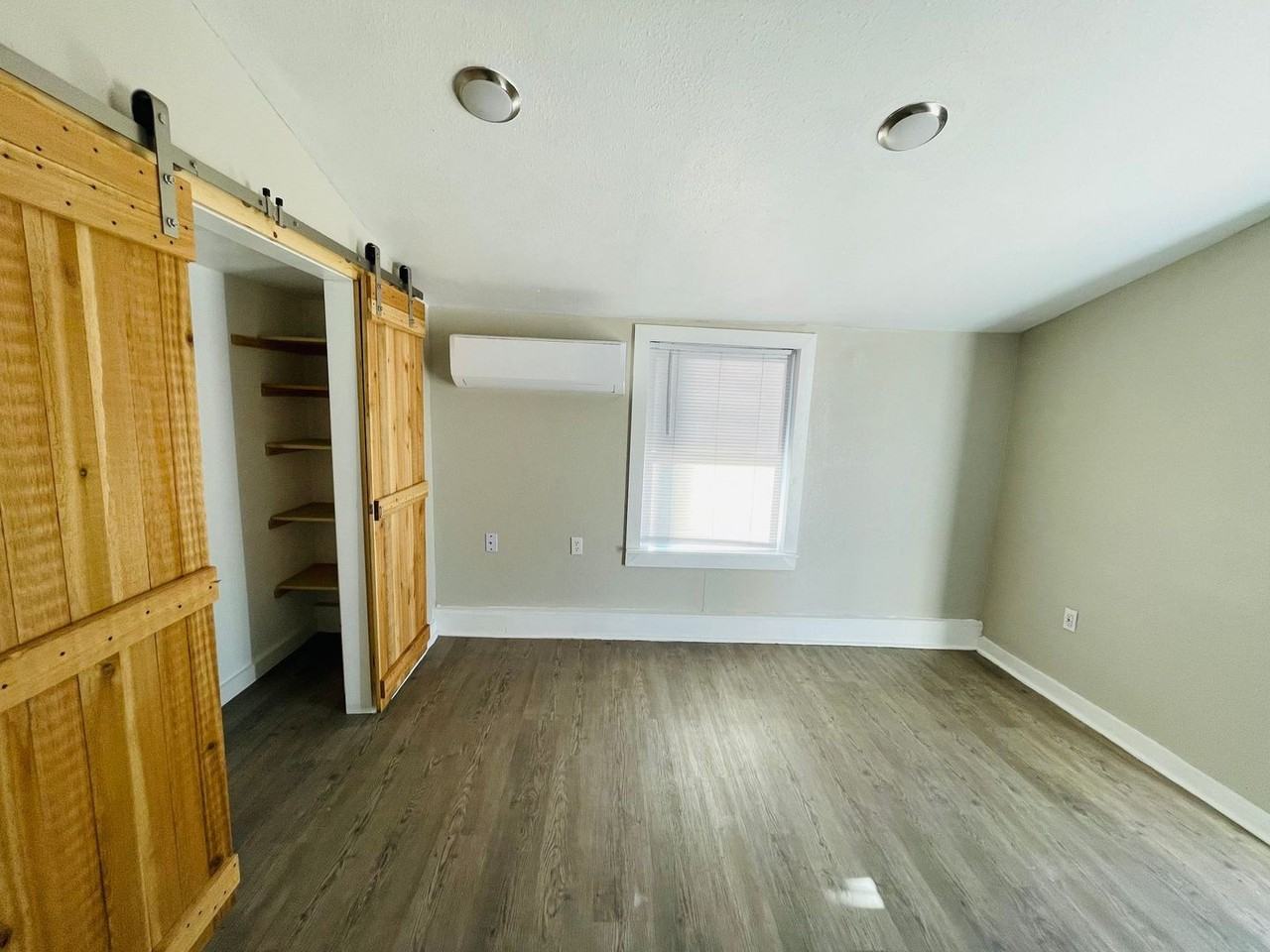 805 W 3rd St - Photo 3 of 10