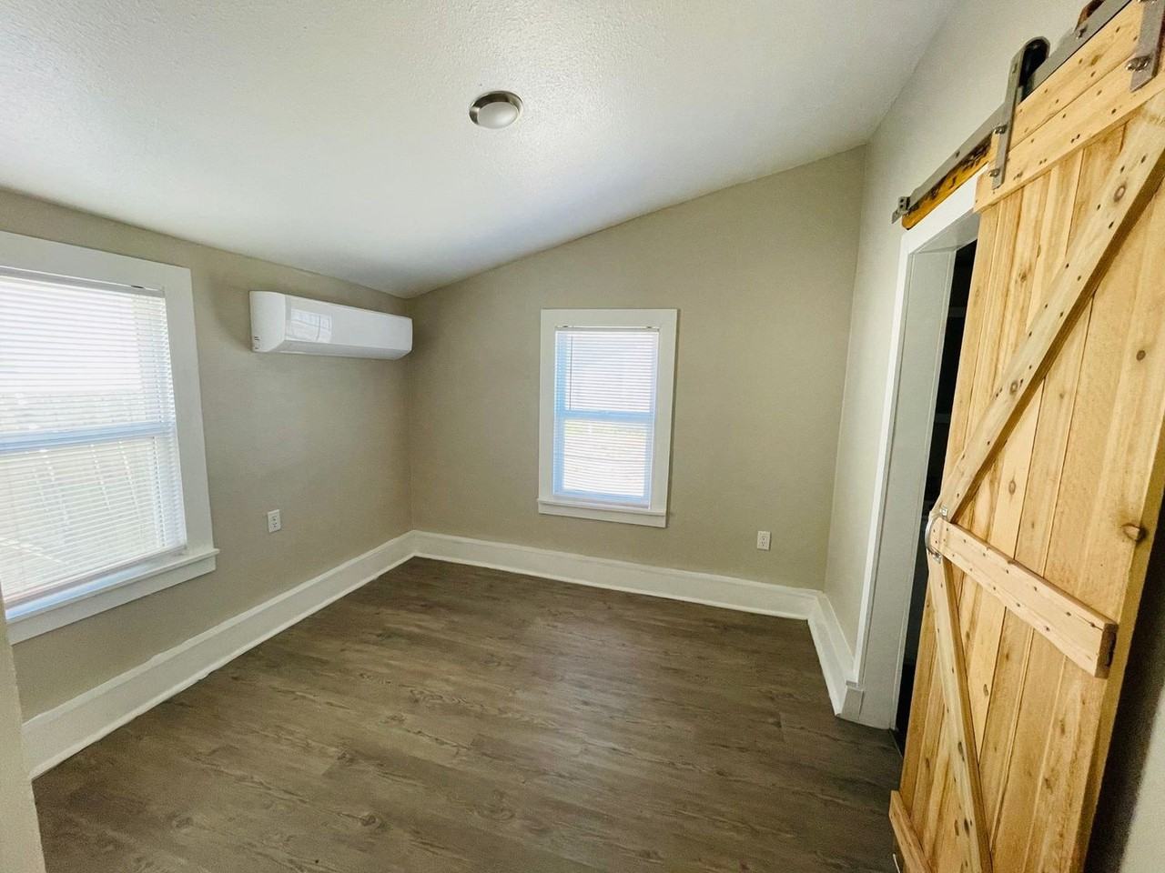 805 W 3rd St - Photo 4 of 10