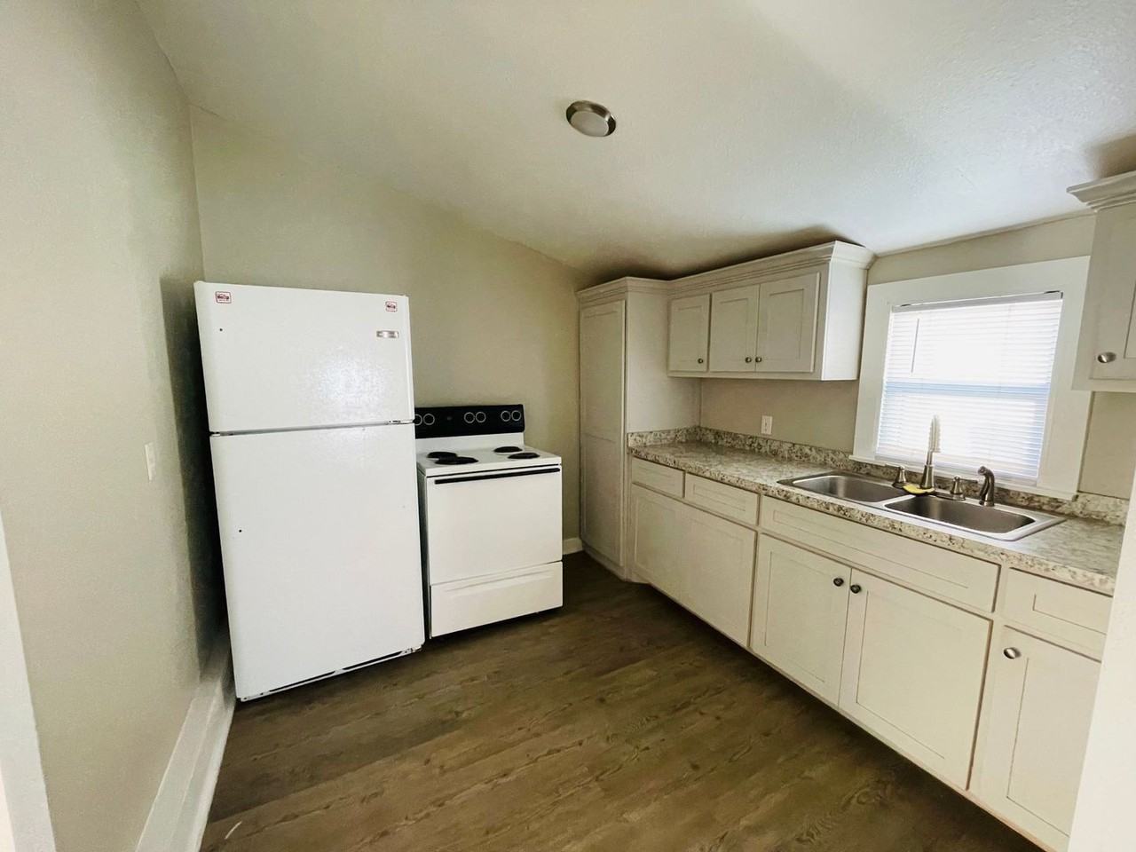 805 W 3rd St - Photo 7 of 10