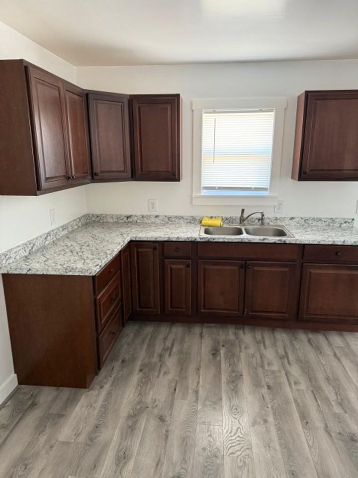 1209 E Snyder St - Photo 2 of 7