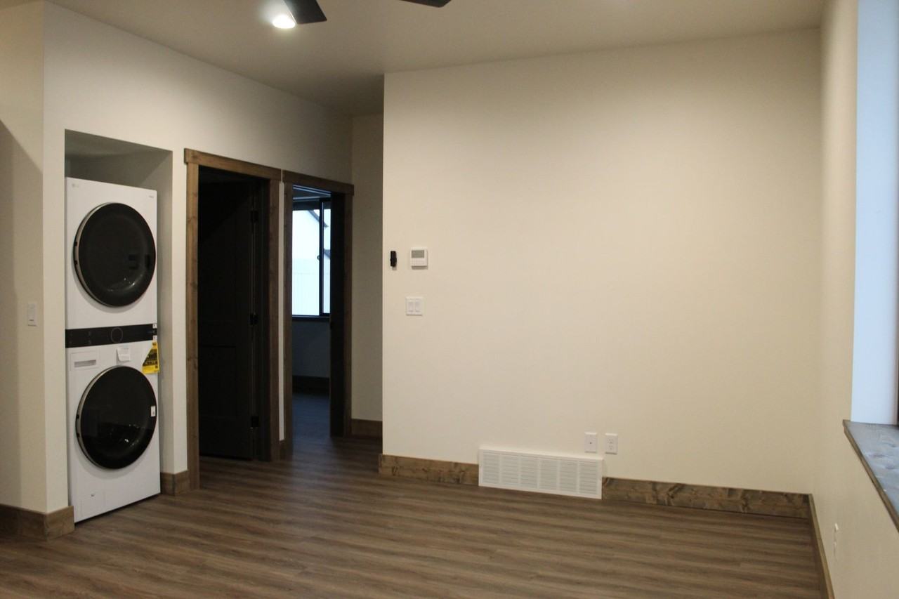 573 S Teton Ave - Photo 4 of 17