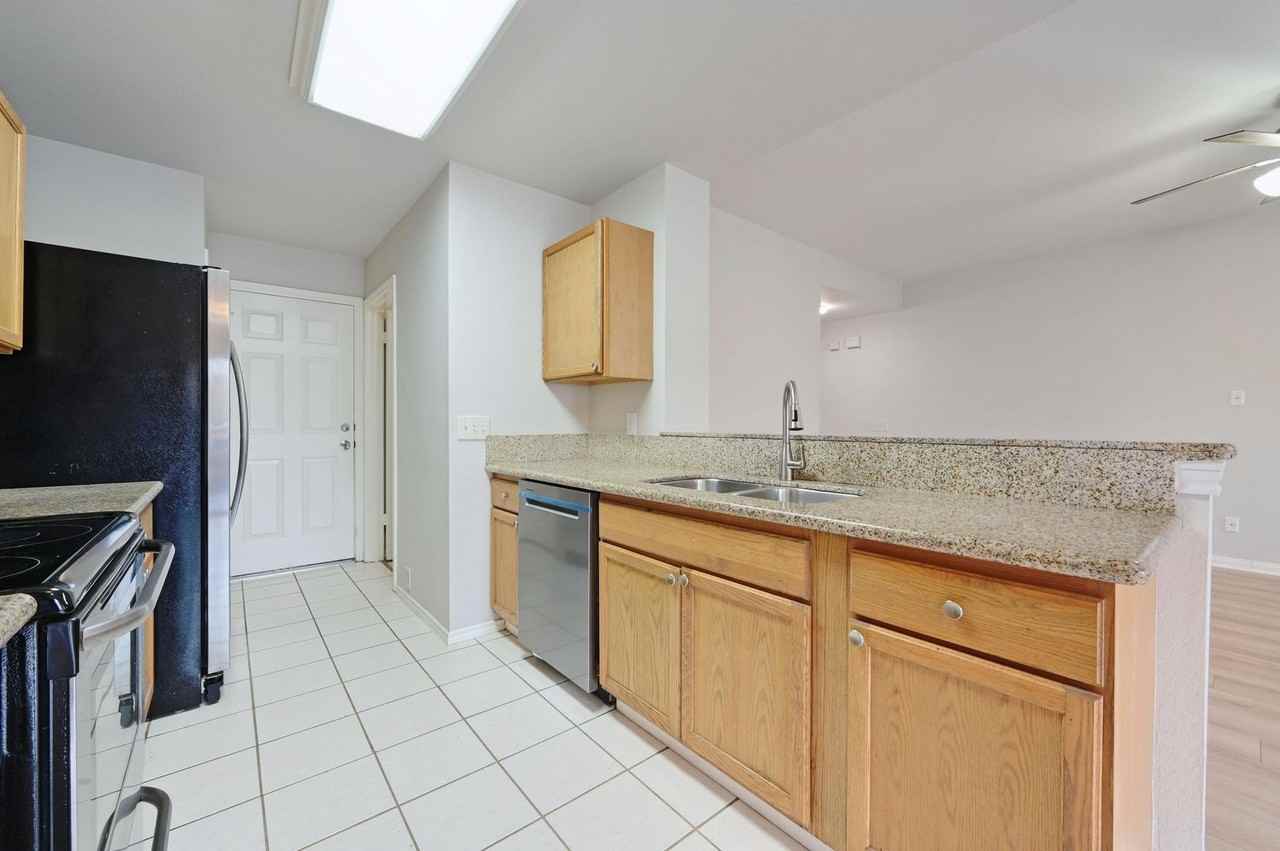 2028 Kaiser Dr - Photo 6 of 24