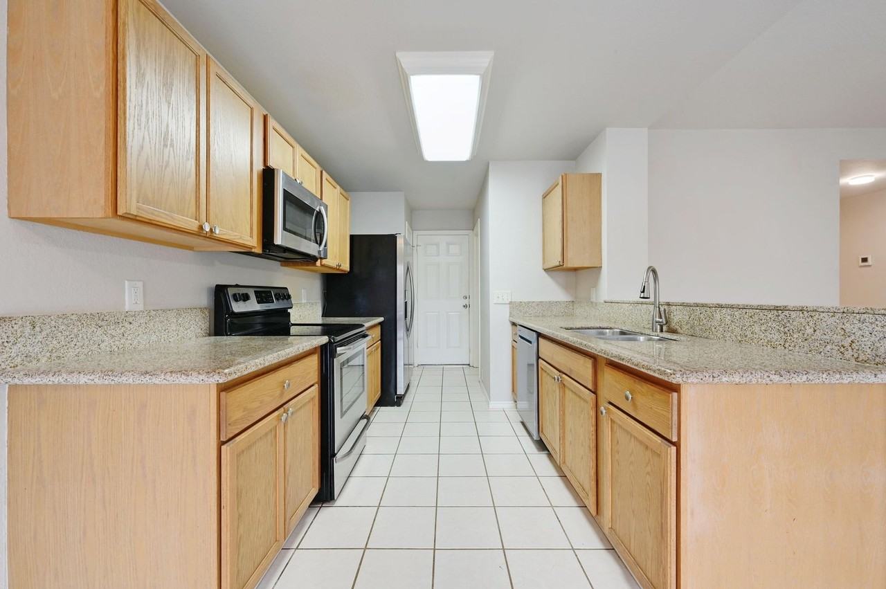 2028 Kaiser Dr - Photo 7 of 24