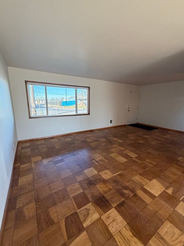 8915 Travis Dr - Photo 3 of 20