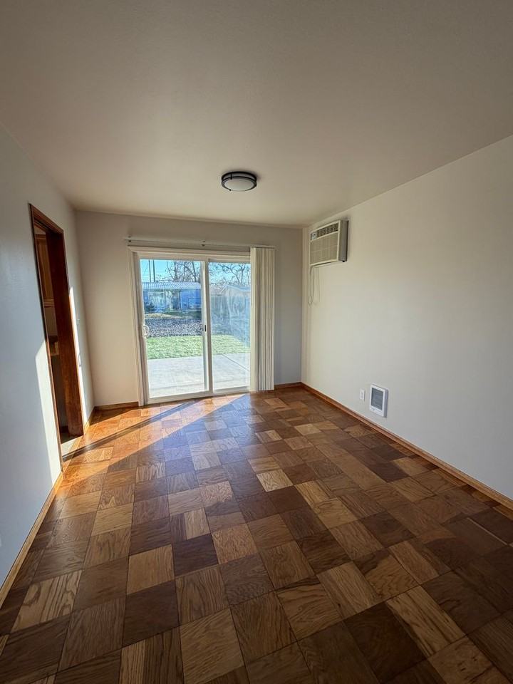 8915 Travis Dr - Photo 5 of 20