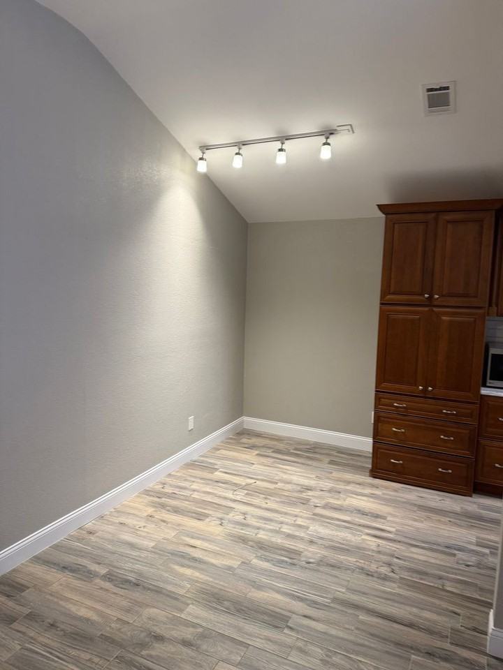 604 Bellaire Dr - Photo 3 of 15