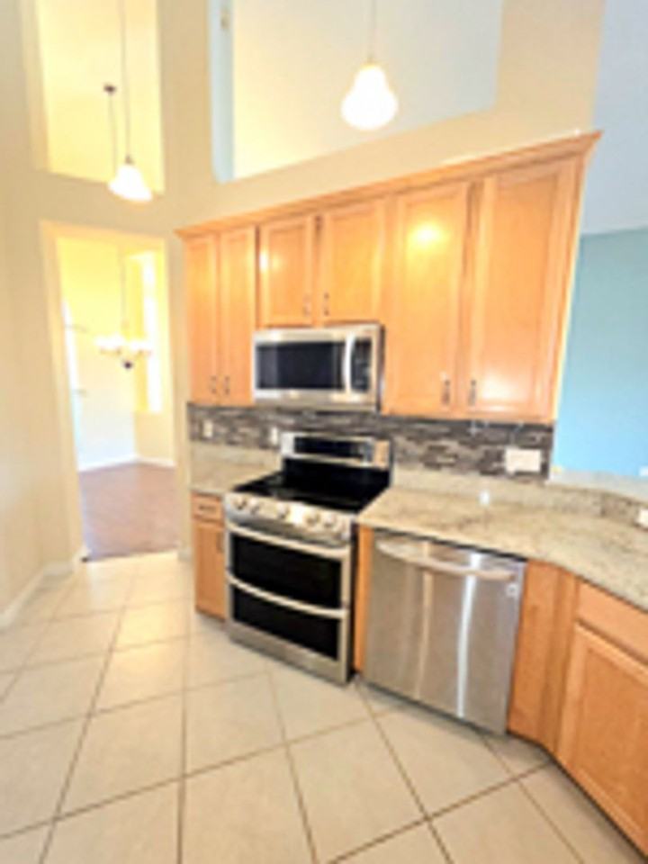 691 Lakeworth Cir - Photo 3 of 32