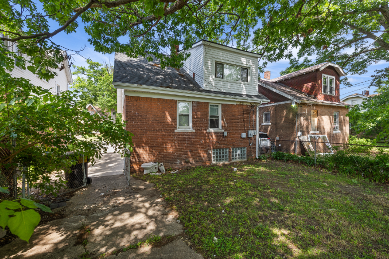 15716 Cherrylawn St - Photo 2 of 16