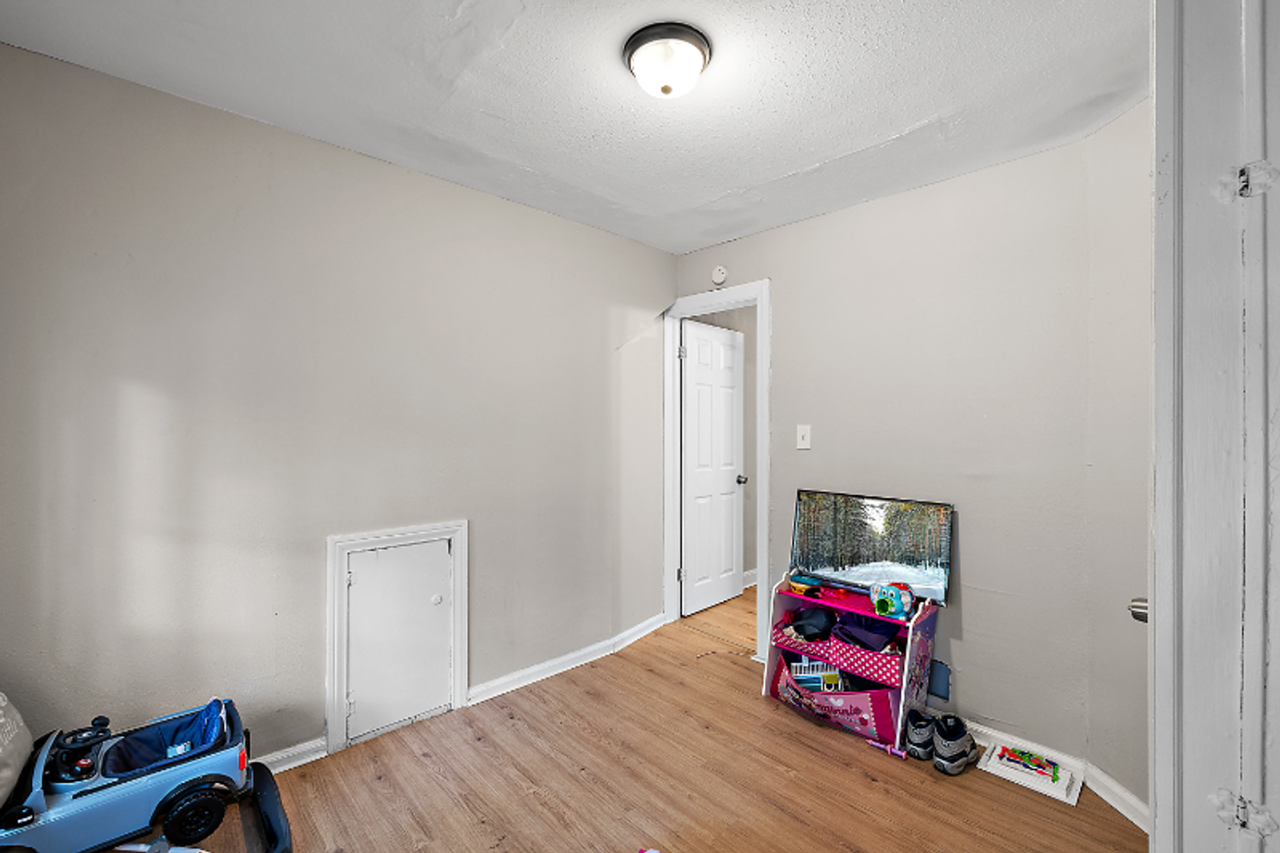 15716 Cherrylawn St - Photo 4 of 16