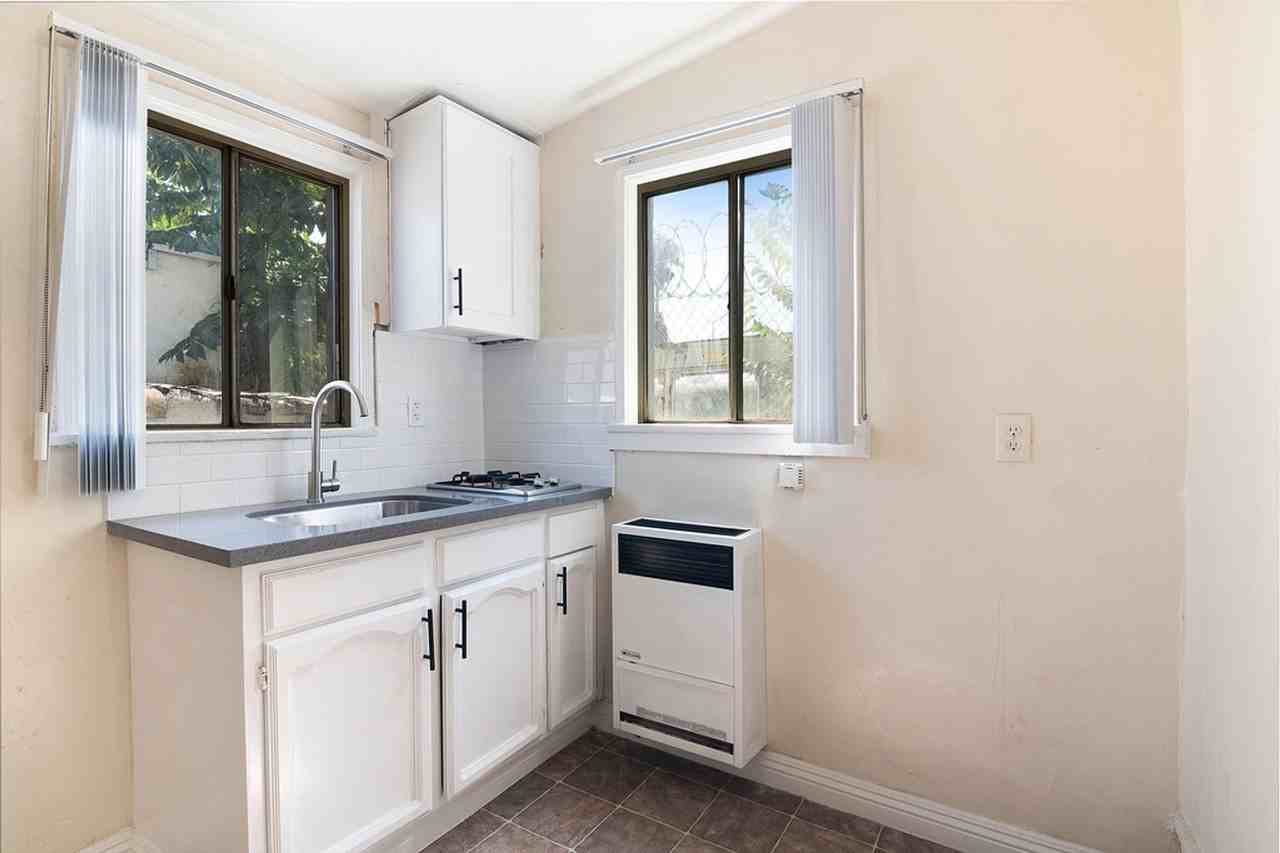 131 S Boyle Avenue - Photo 2 of 29