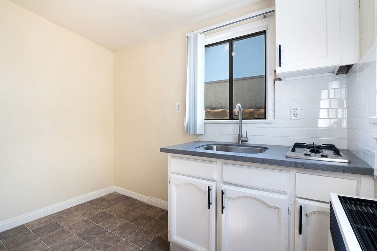 131 S Boyle Avenue - Photo 3 of 29