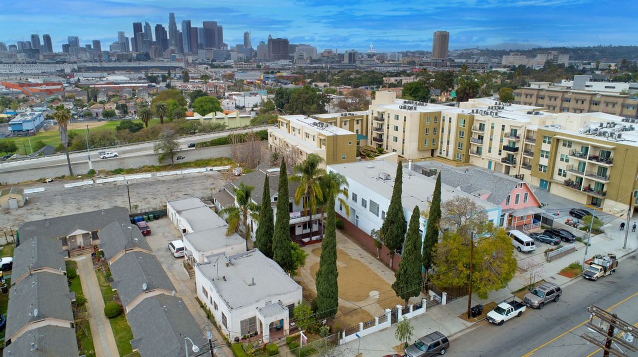 131 S Boyle Avenue - Photo 4 of 29