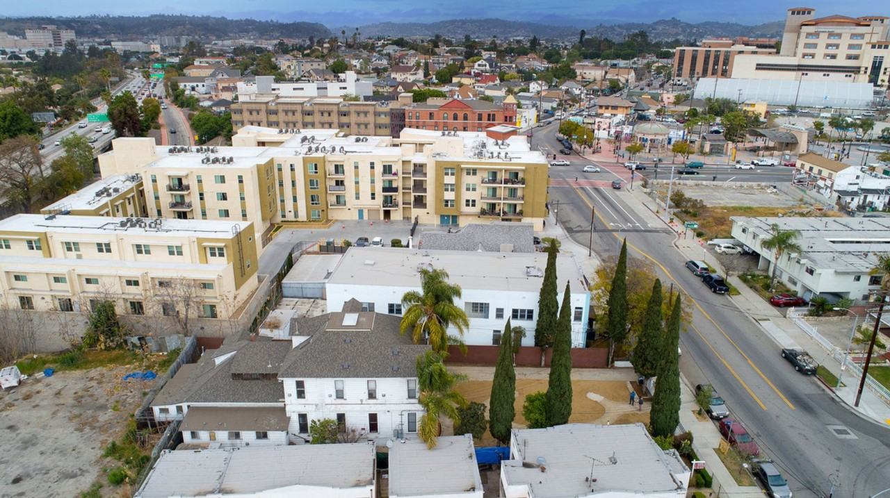 131 S Boyle Avenue - Photo 6 of 29