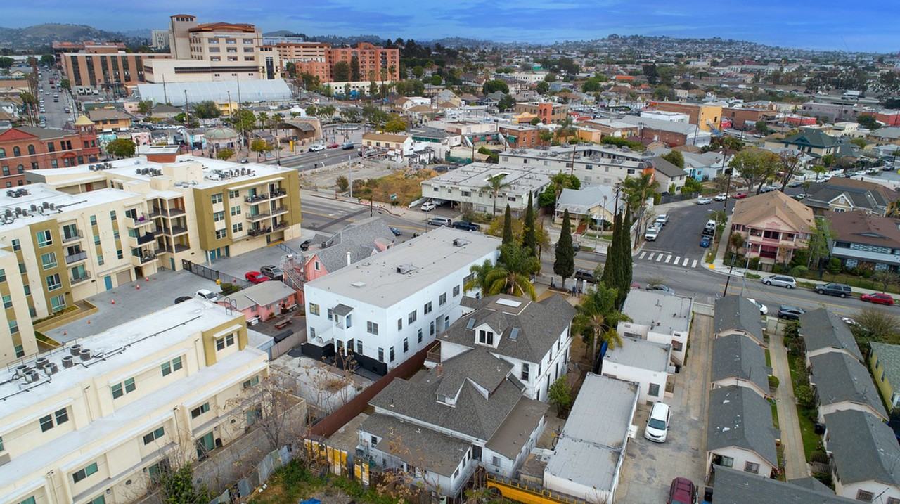 131 S Boyle Avenue - Photo 7 of 29