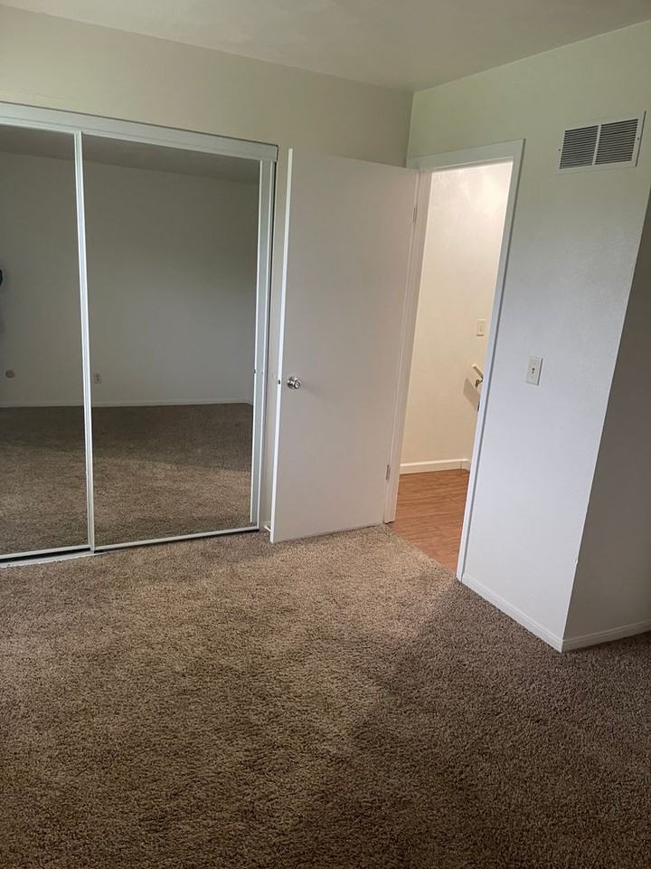 643 W 61st St - Photo 7 of 17