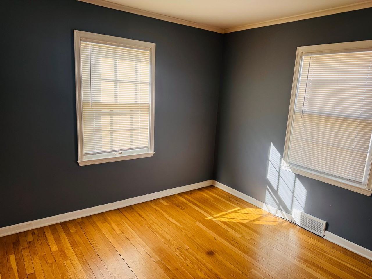 8602 Summit St - Photo 4 of 13