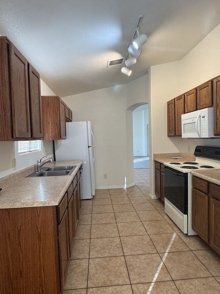 1501 Silverado Dr - Photo 4 of 21