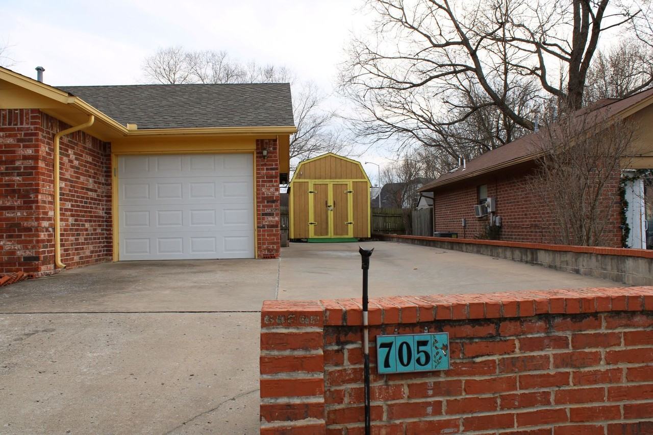 705 W 19th St S - Photo 3 of 15