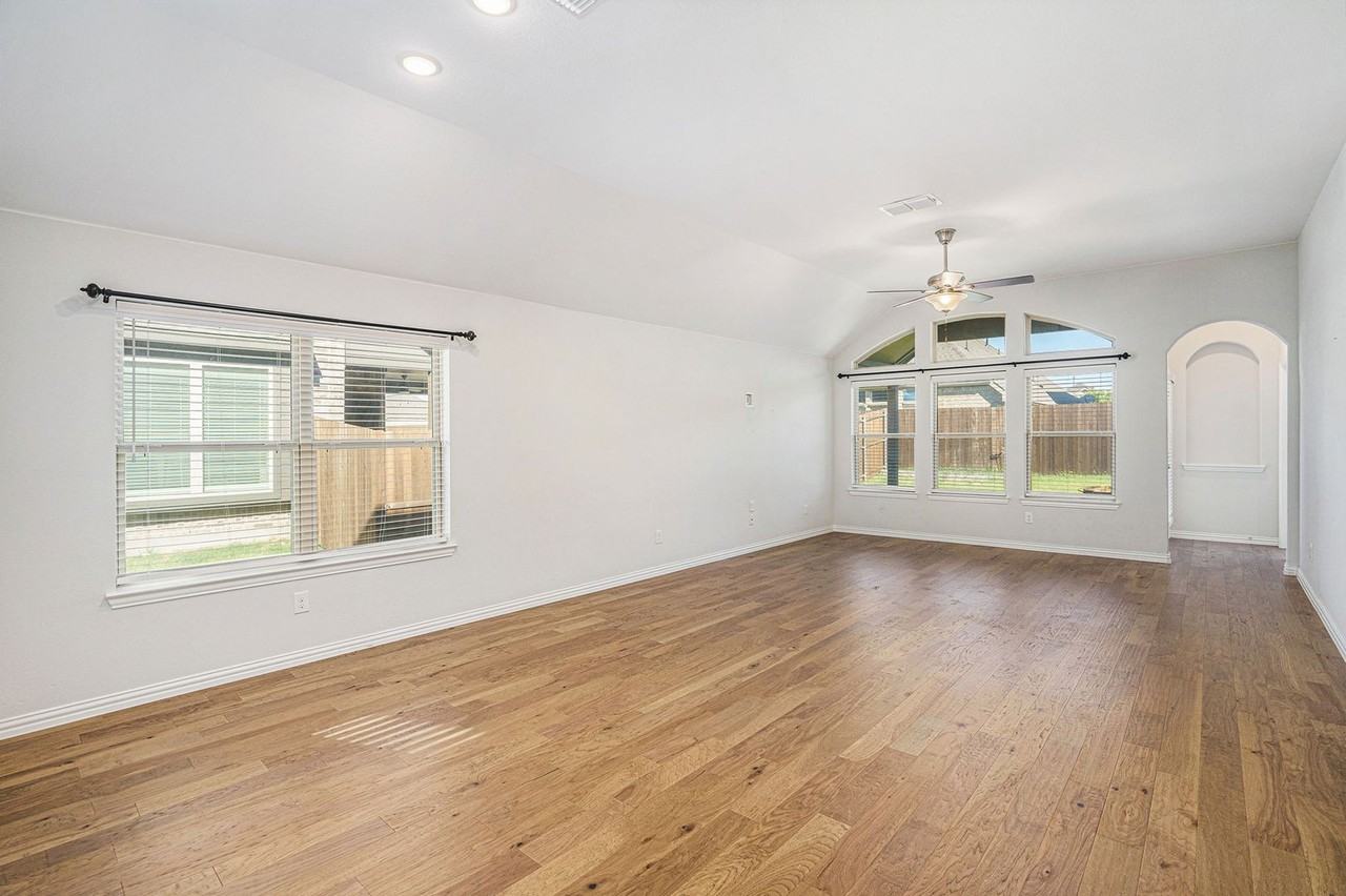 2805 Chestnut Ln - Photo 2 of 24