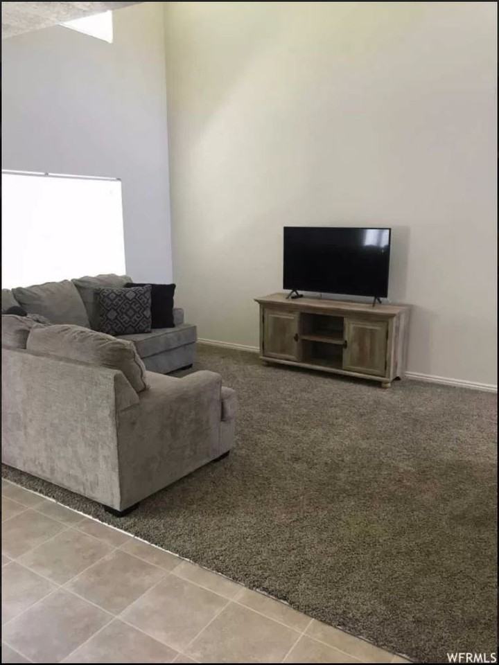 1029 N Plaza Dr - Photo 3 of 20