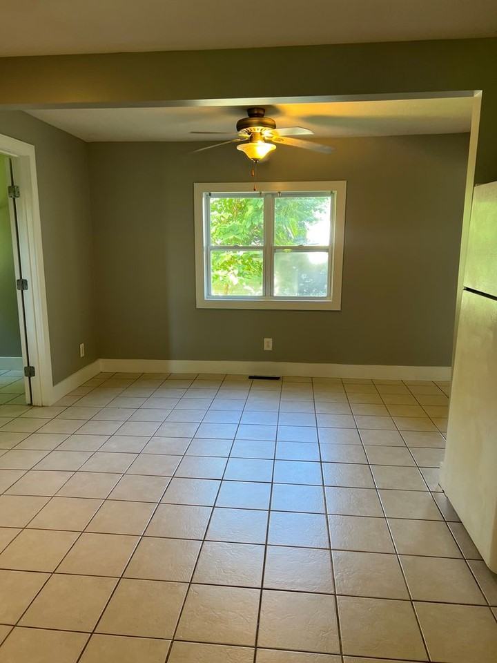 641 W 7th St - Photo 6 of 10