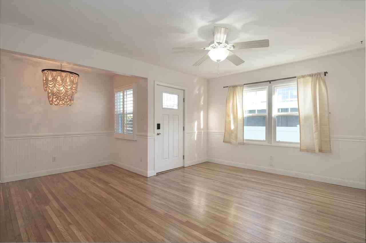 3845 Sunset Ln - Photo 3 of 20