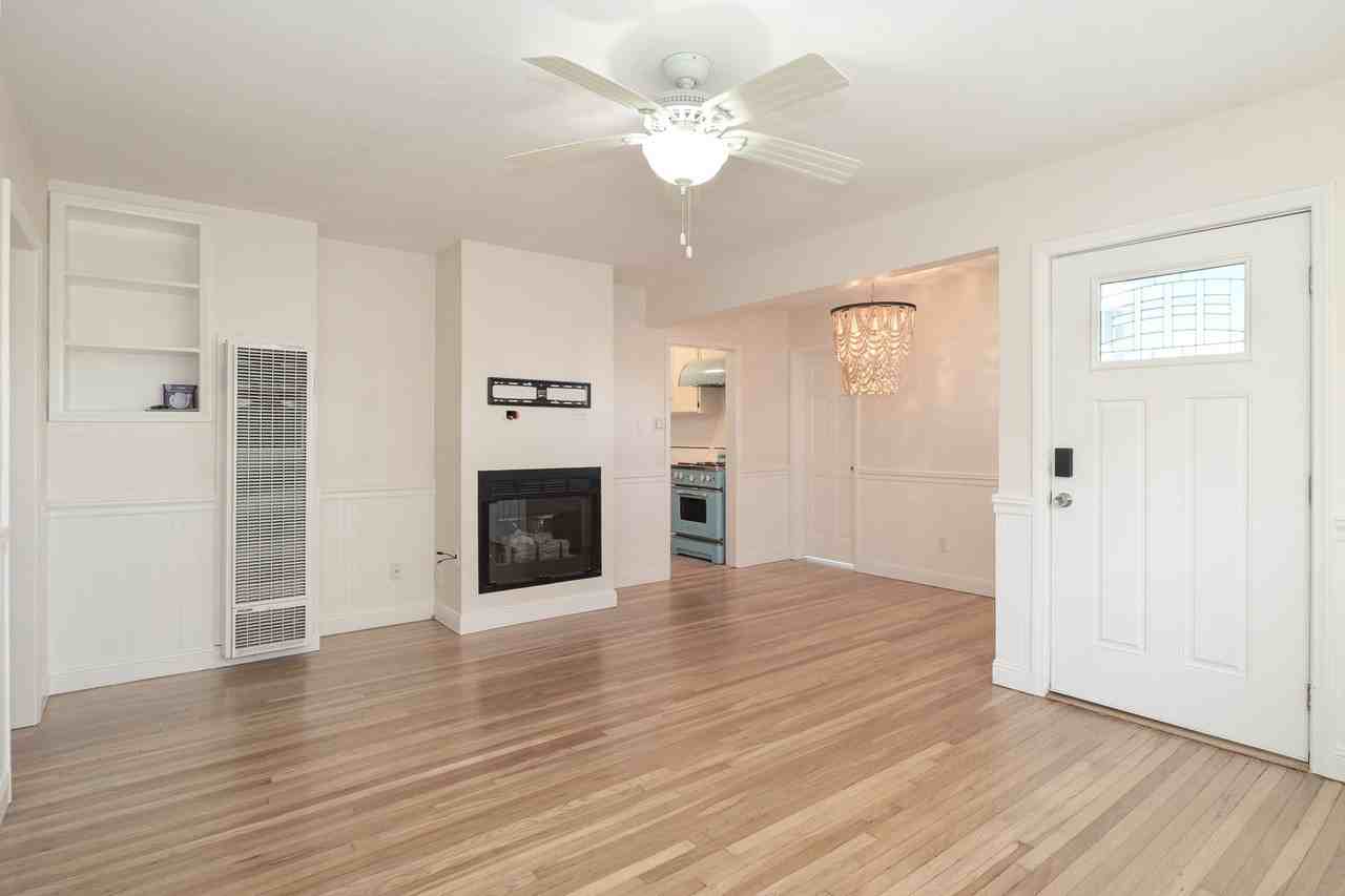 3845 Sunset Ln - Photo 4 of 20