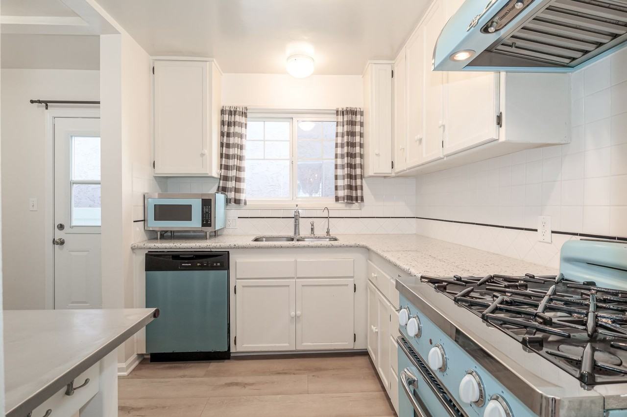 3845 Sunset Ln - Photo 6 of 20