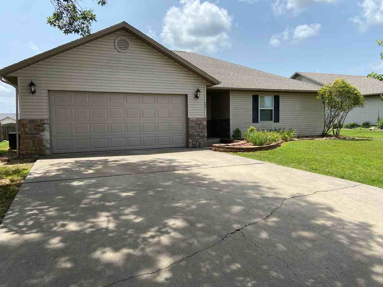 120 Hemlock Ct - Photo 2 of 33