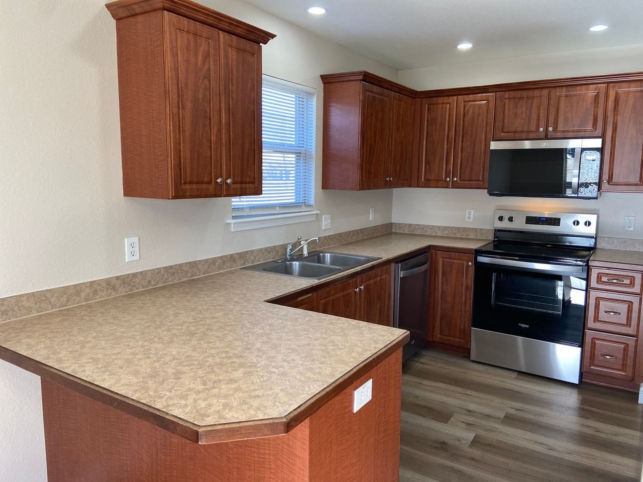 120 Hemlock Ct - Photo 7 of 33