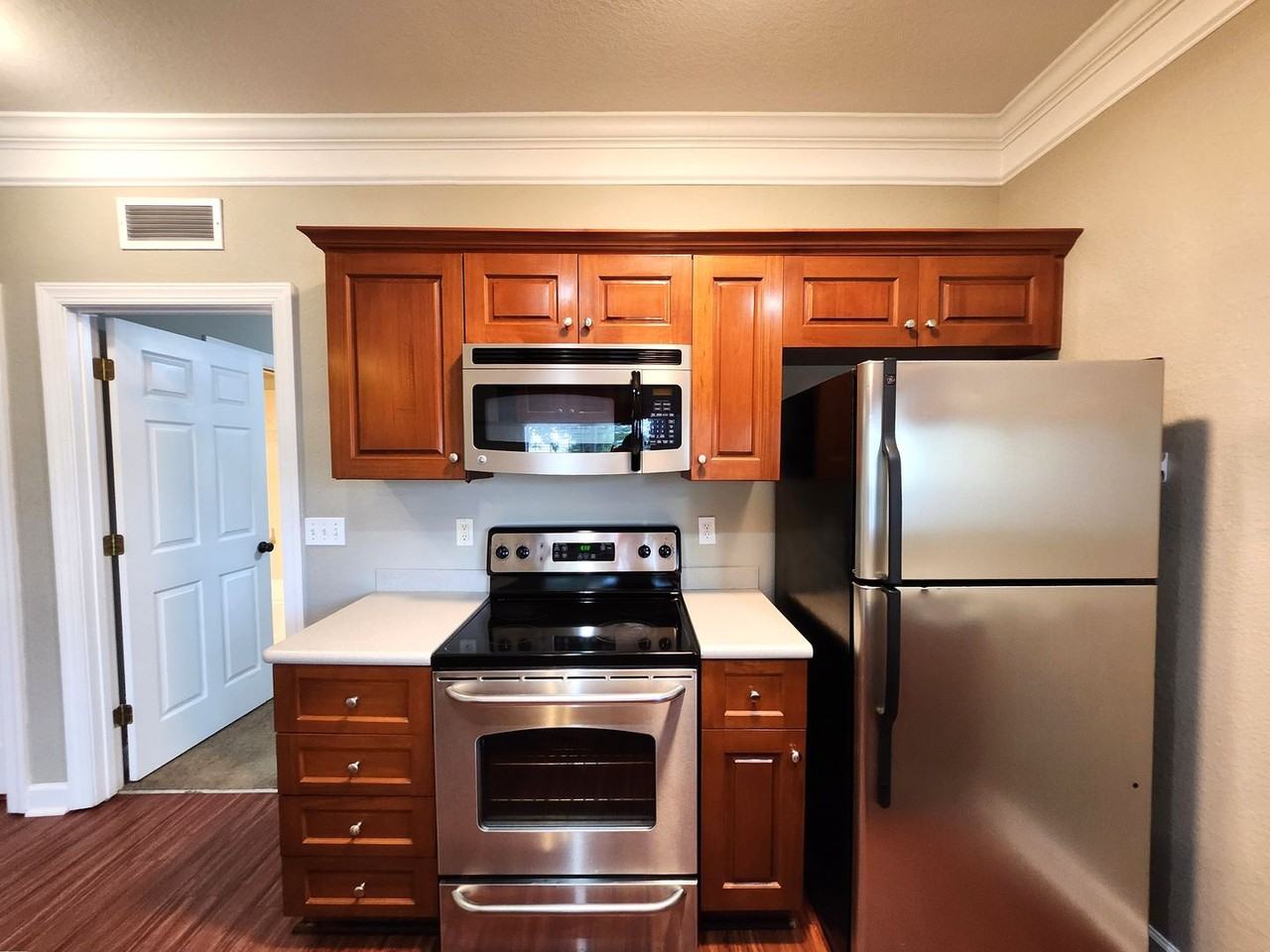 1900 Honolulu Ln - Photo 7 of 33