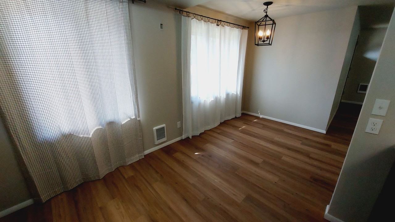 7805 51st Ave Ne - Photo 3 of 8