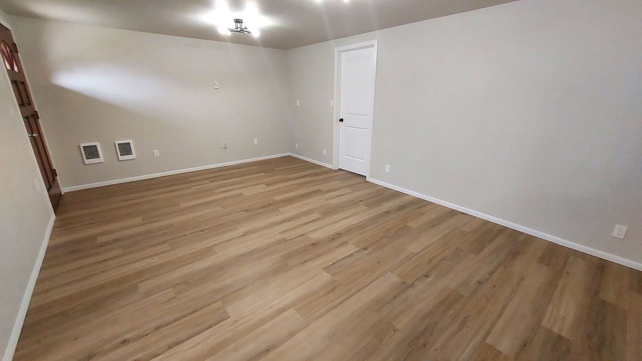 7805 51st Ave Ne - Photo 5 of 8