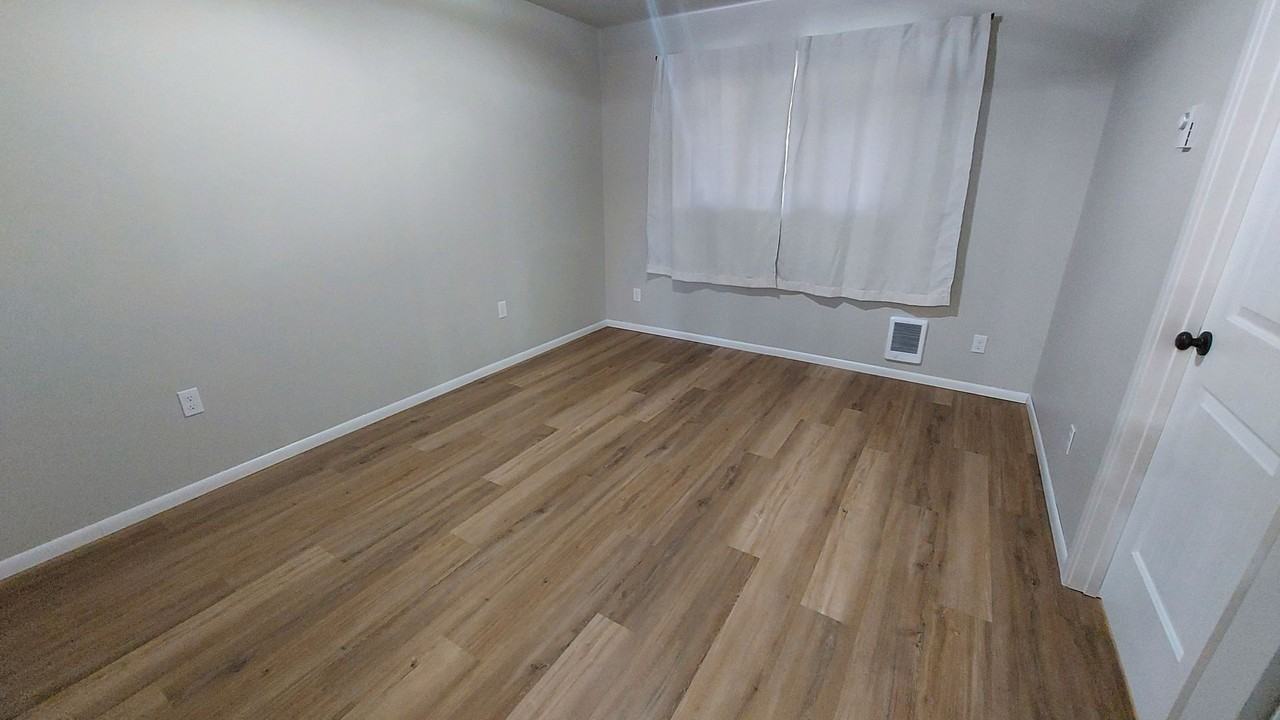 7805 51st Ave Ne - Photo 7 of 8