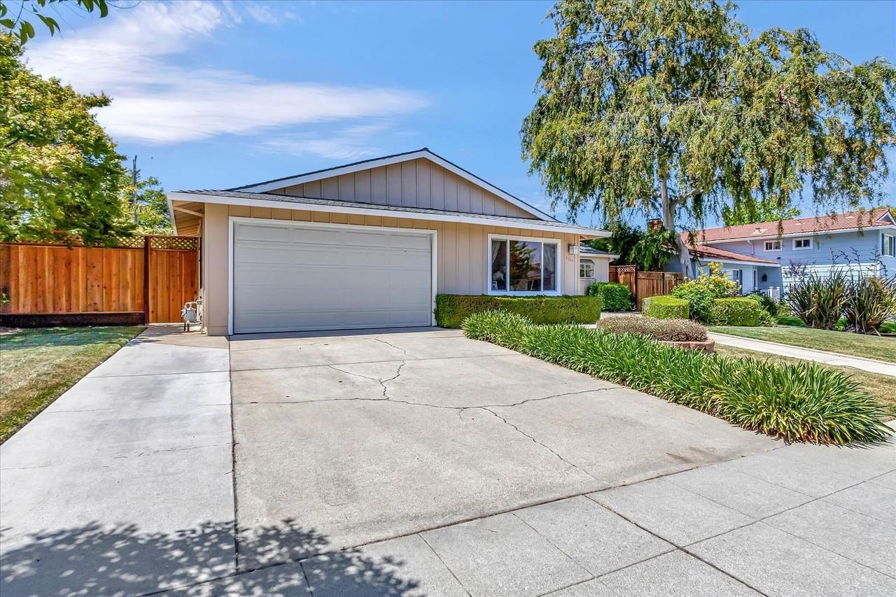 1545 Puerto Vallarta Dr - Photo 3 of 32