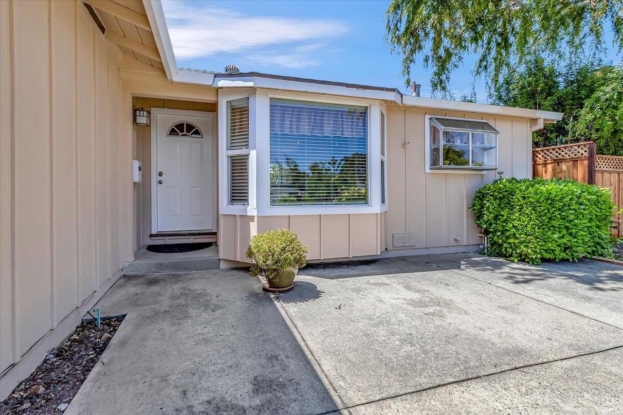 1545 Puerto Vallarta Dr - Photo 4 of 32