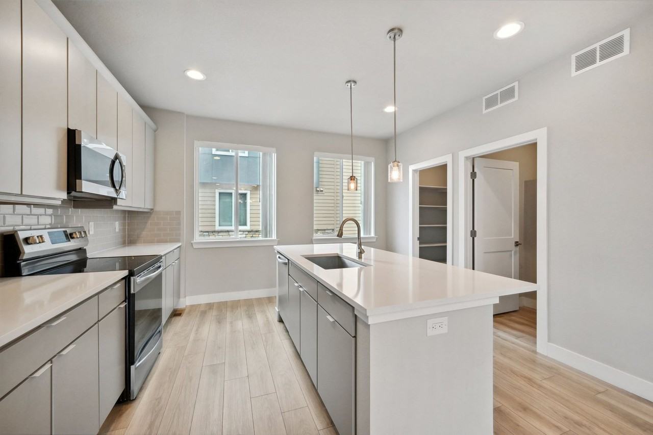 6719 S Tempe Ct - Photo 3 of 26